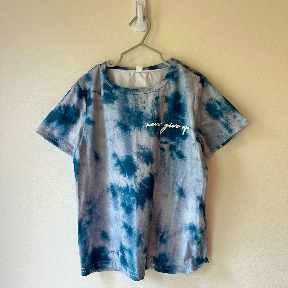 🌼 5/$20 Girls Blue Tie Dye “Never Give Up” Graphic Short Sleeve T-Shirt Size 6-7